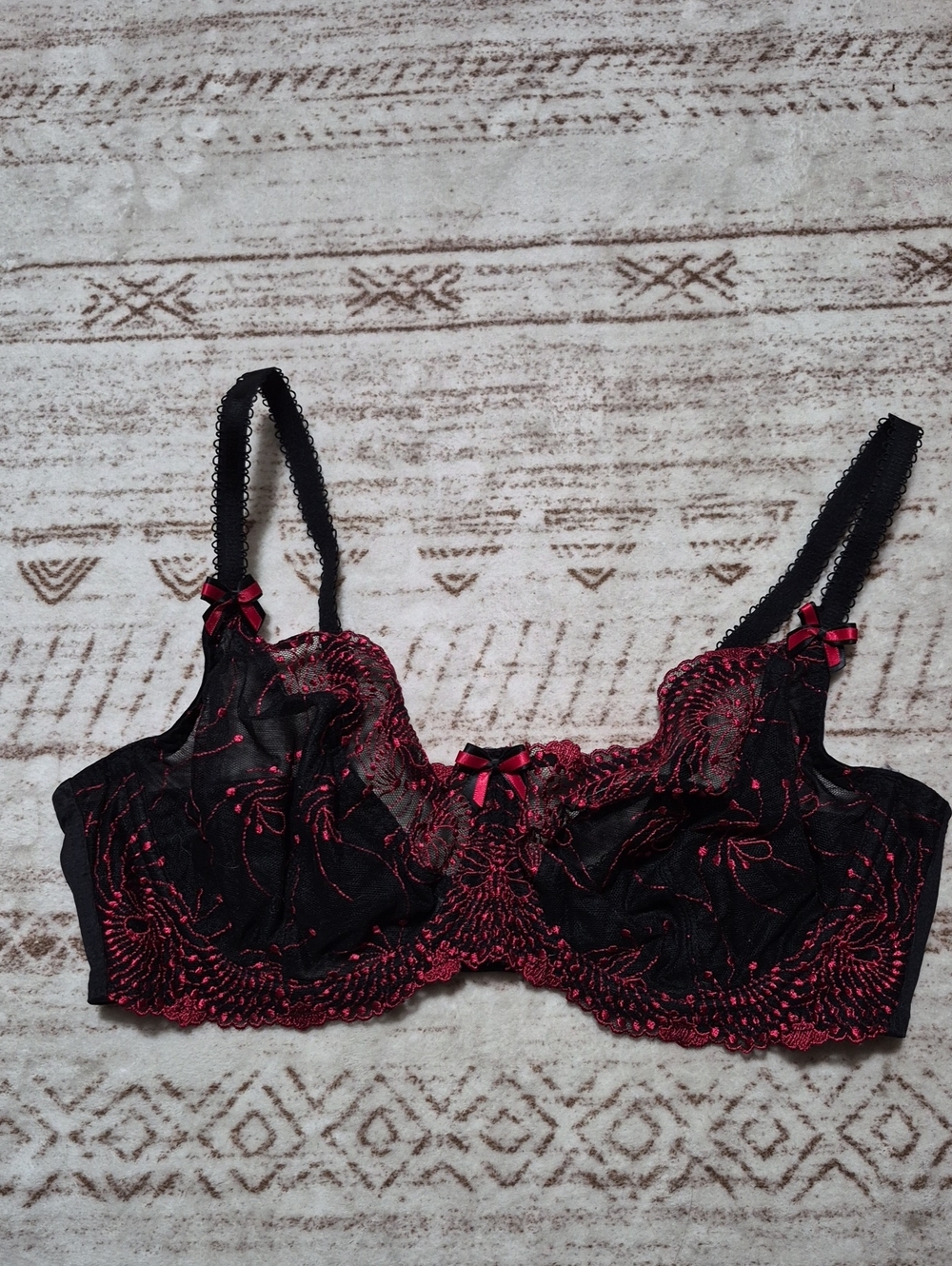 Black Lace Underwire Bra with Red Embroidery - Elegant Women's Intimates